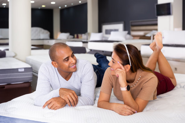 已婚男女躺在床垫上图片下载