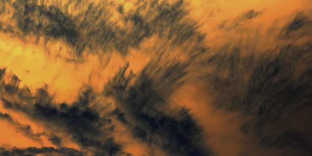 戏剧性的天空与快速移动的云，负照片。雷雨前天空的暖色调。水平全景图片下载