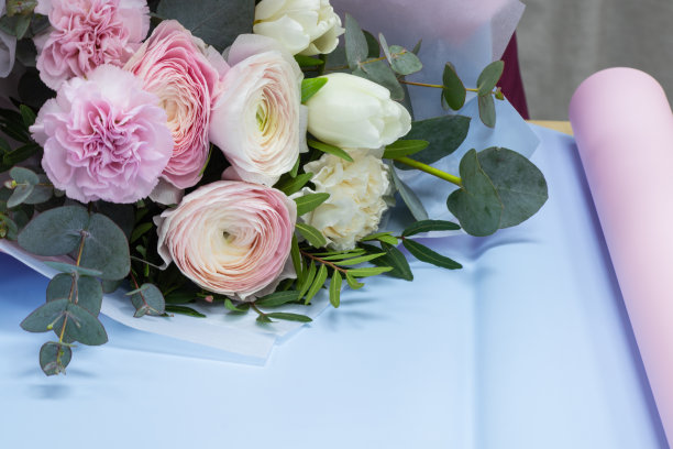 桌子上放着一束牡丹花图片下载