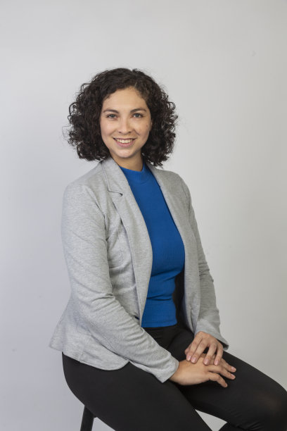 拉丁女子肖像坐在工作室图片下载