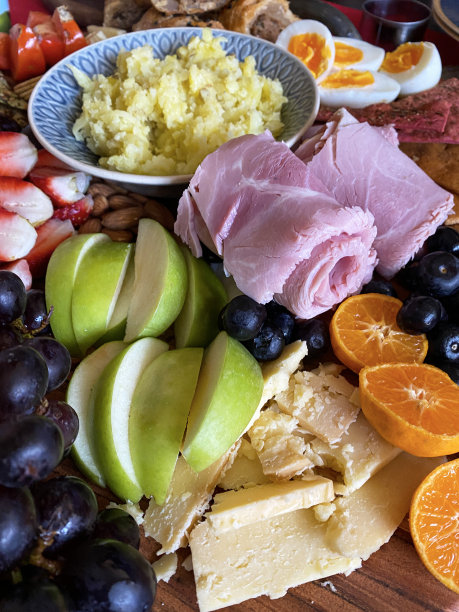头顶照片的食物自助餐和派对拼盘熟食板火腿，土豆泥，奶酪，饼干，水果，香肠卷，葡萄和草莓图片下载