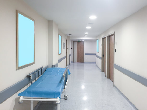 医院大厅的紧急轮床。医院走廊的空病床。紧急服务图片下载