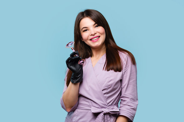 室内穿着医疗制服的美容师图片下载