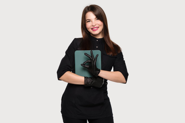 室内穿着医疗制服的美容师图片下载