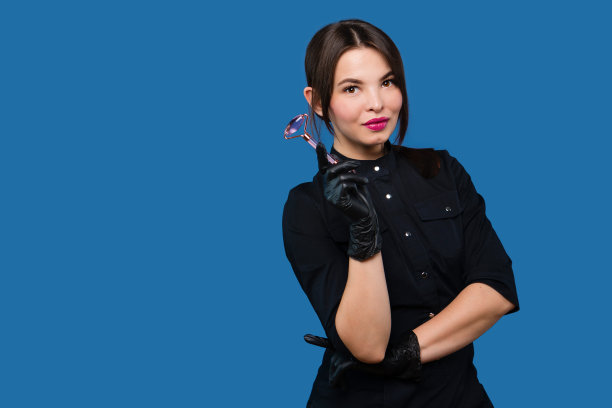 室内穿着医疗制服的化妆师图片下载