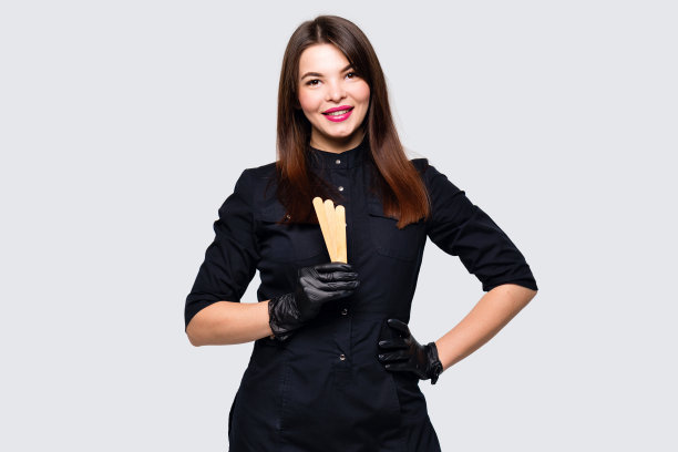 穿着医疗制服的美容师在室内图片下载