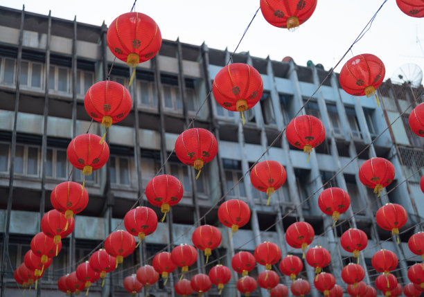 中国城庙里挂在户外灯丝上的红色灯笼装饰了中国新年的节日文化，以亚洲的蓝天为背景。图片下载