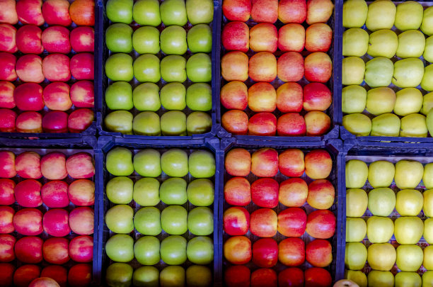 成熟、美味、甜美、颜色多样的水果摆在柜台上。食品销售。图片下载