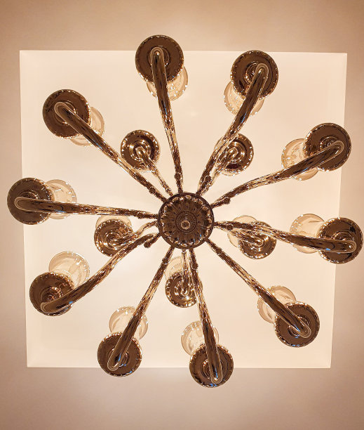 经典的金色吊灯。金色吊灯，15支。图片下载