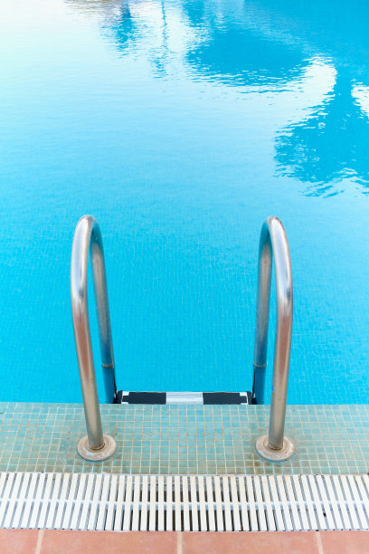 泳池梯在前台被泳池产品损坏图片下载