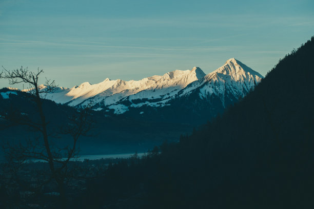 瑞士雪山山峰的美丽照片图片下载