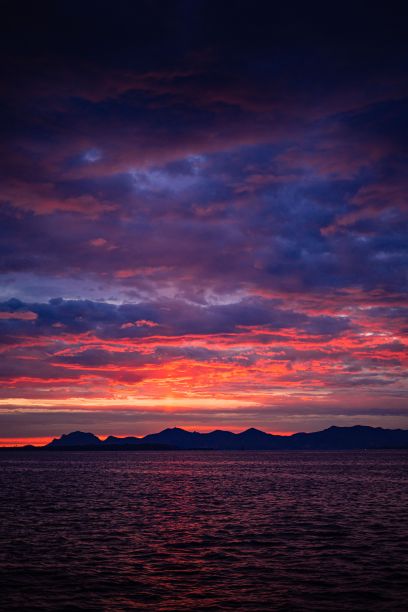 在法国戛纳，美丽的日落在海上天空的戏剧性风景图片下载