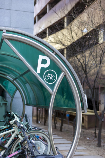 自行车架上有几辆自行车图片下载