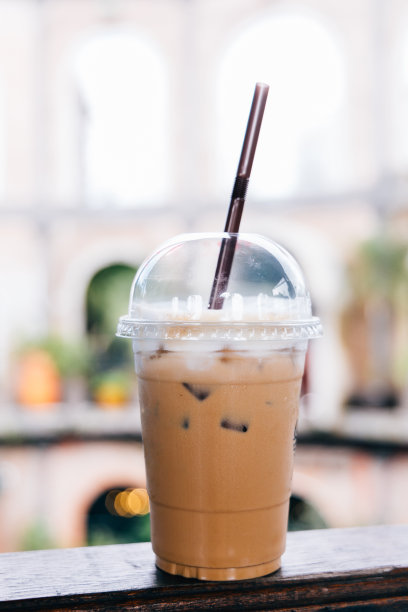 木桌上放着冰卡布奇诺。图片下载