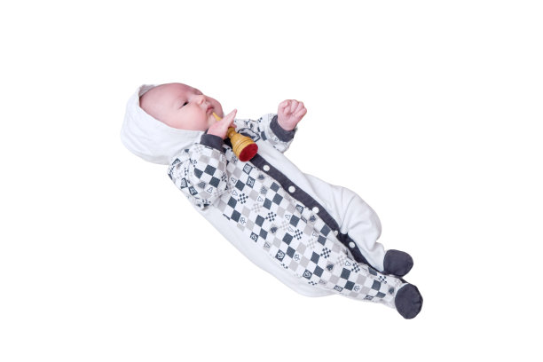 刚出生的男婴穿着国际象棋套装，旁边是一个棋盘，棋盘上摆放着棋子，孤立地放在白色背景上。两个月大的孩子图片下载