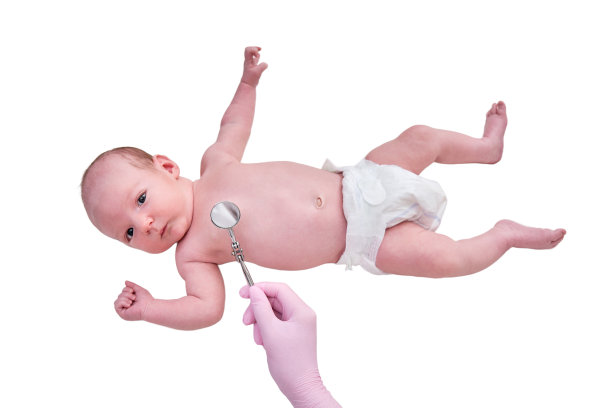 身穿制服的医生用白色背景上的镜子检查孩子的口腔。牙医正在检查新生儿的牙齿。两个月大的孩子图片下载