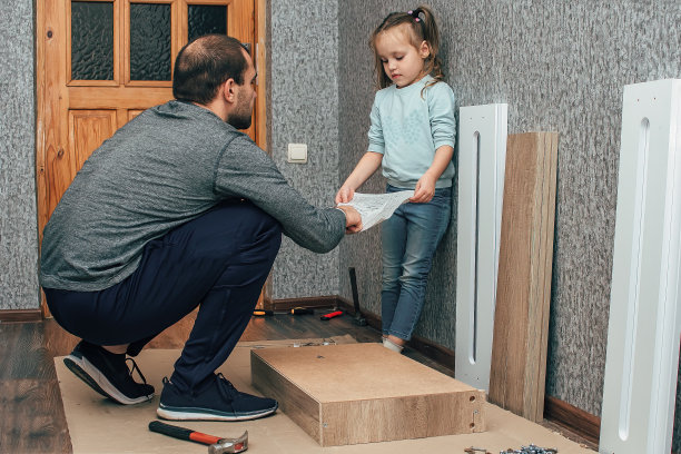 根据说明书亲手组装新家具，改善居住条件图片下载