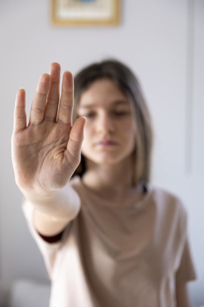 年轻女孩对着摄像机手心，示意停止图片下载