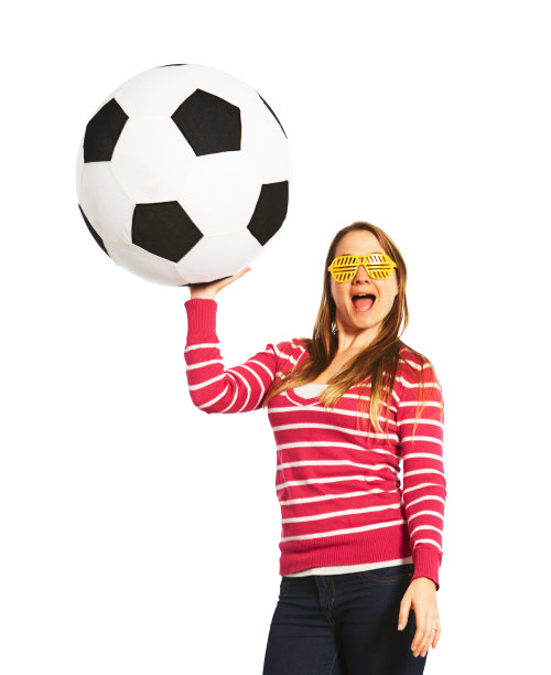 欣喜若狂的女人举起巨大的足球，看起来惊讶和惊讶图片下载