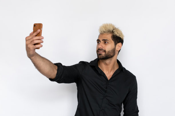 迷人的年轻人正在自拍图片下载