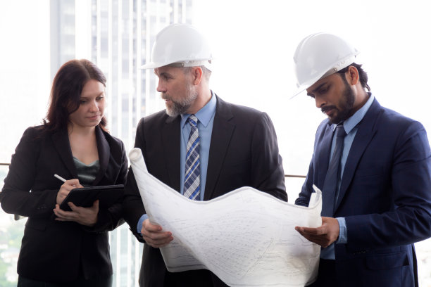 高级建筑师和秘书检查员在办公室与承包商一起检查蓝图和结构，执行和主管或工程师规划项目，行业和建筑概念。图片下载