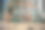 两个欧洲男孩在暑假里荡秋千。孩子们在户外玩得很开心图片下载