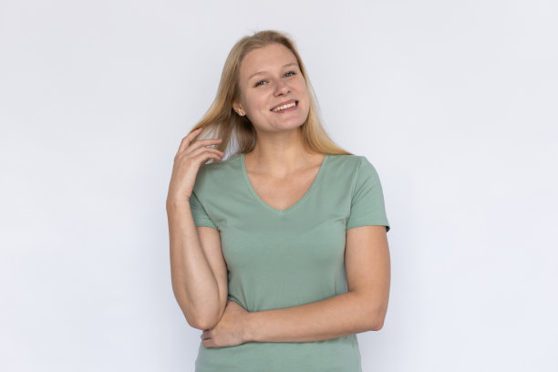 微笑的女人抚摸头发图片下载