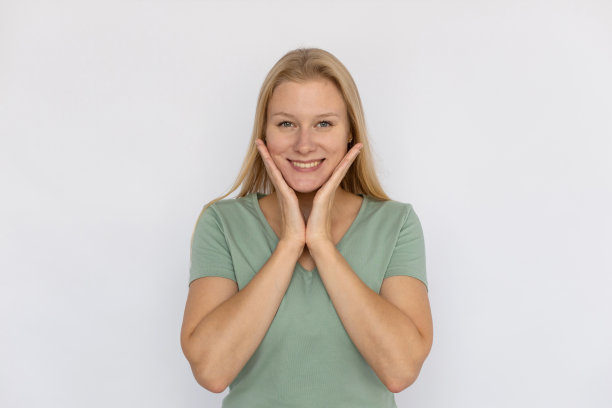 内容年轻女子触摸脸图片下载