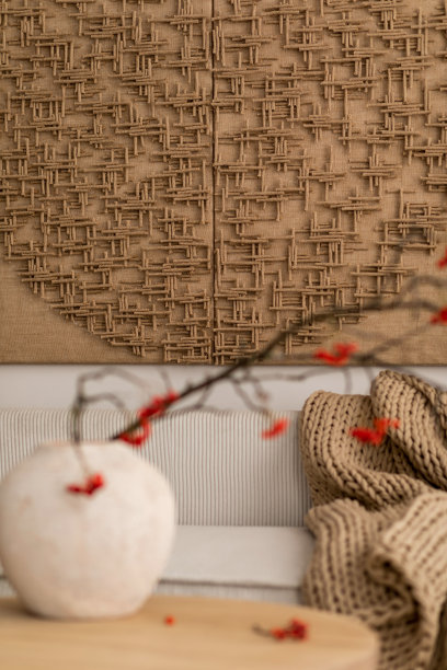 极简主义构图的客厅内部与模拟海报框架，米色花瓶，棕色编织格纹，模块化沙发，木制咖啡桌和个人配件。家居装饰。模板。图片下载