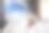 年轻女子在庆祝中了网上彩票或她在酒店房间里做了一笔好买卖，脸上带着愉快的表情。图片下载