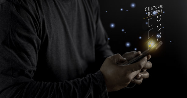 客户体验不满意概念，不开心的商人客户在智能手机屏幕上有悲伤的情绪，差评，差服务，不喜欢差质量，低评级，社交媒体不好。图片下载