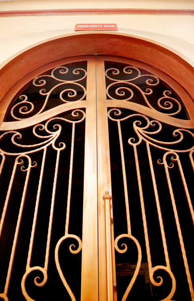 华丽的金属紧急出口门上有一个标志图片下载