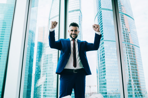 快乐的老板在办公室享受胜利图片下载