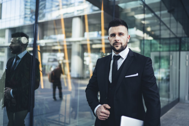 自信的商人调整夹克图片下载