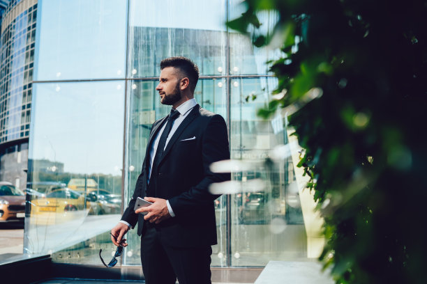 办公大楼外的现代经理图片下载