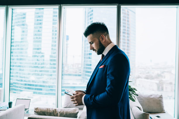 当代商人在办公休息室使用手机图片下载