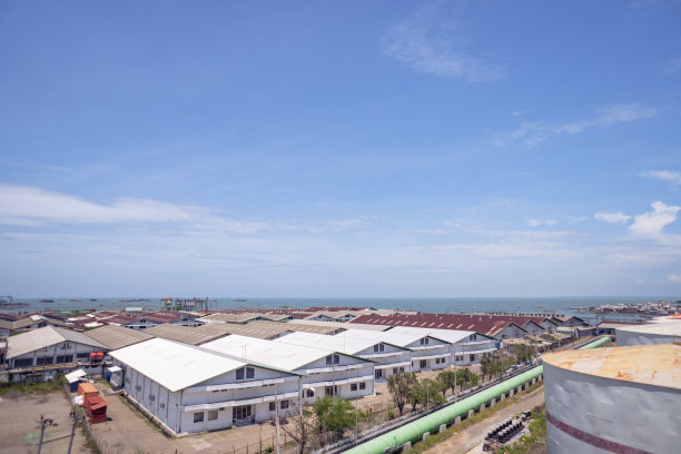 发电厂项目的Arial视图，蓝天和多云的氛围。图片下载