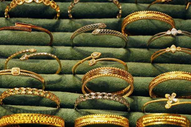 带戒指和项链的豪华零售店橱窗展示柜中的黄金首饰钻石店图片下载