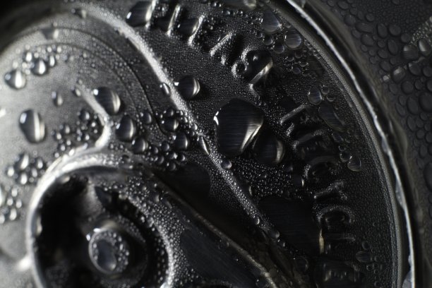 近距离的罐装饮料从冷露珠图片下载