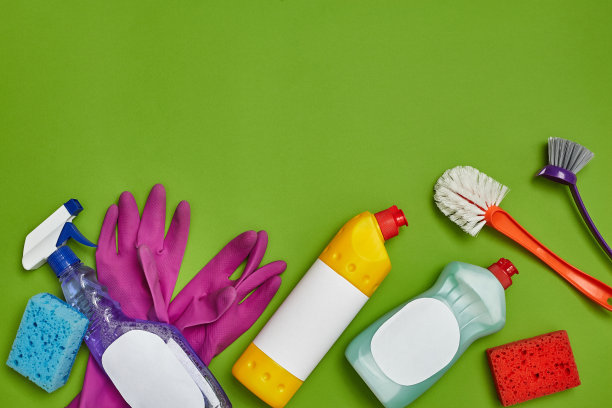绿色背景上的洗涤剂和清洁配件。管家的概念。图片下载