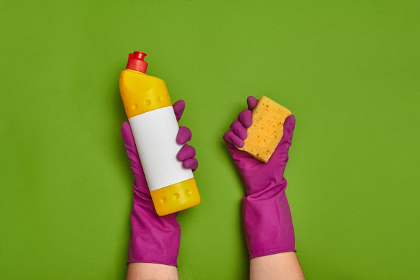 绿色背景上的洗涤剂和清洁配件。管家的概念。图片下载