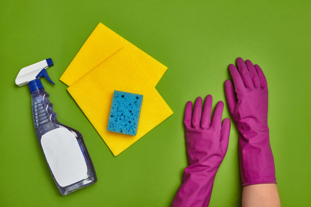 绿色背景上的洗涤剂和清洁配件。管家的概念。图片下载