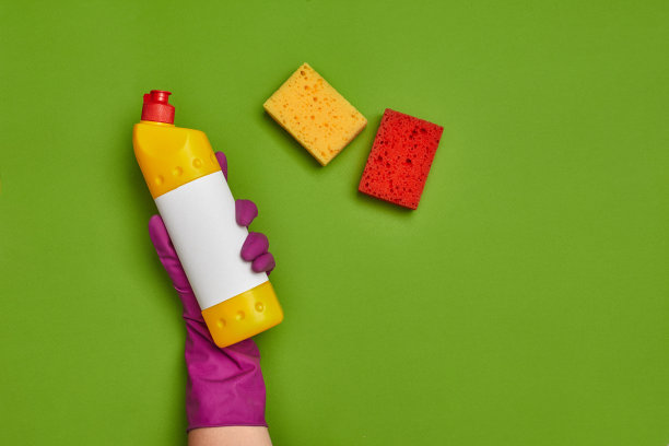 绿色背景上的洗涤剂和清洁配件。管家的概念。图片下载