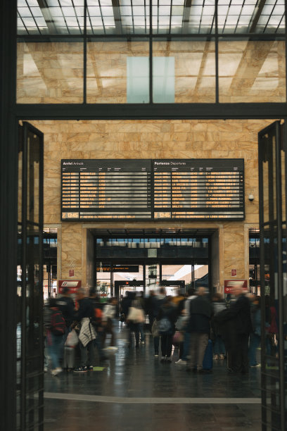 离开火车站的人图片下载