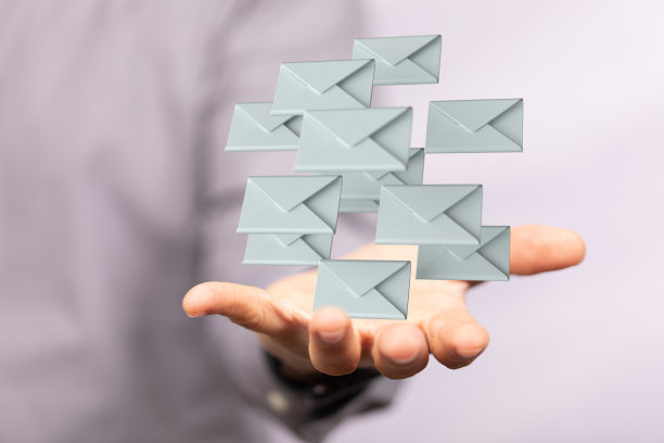 电子邮件营销概念的3d渲染与一个人显示它在背景图片下载