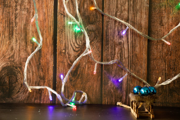 带有蓝色球体和圣诞彩灯的雪橇特写镜头图片下载