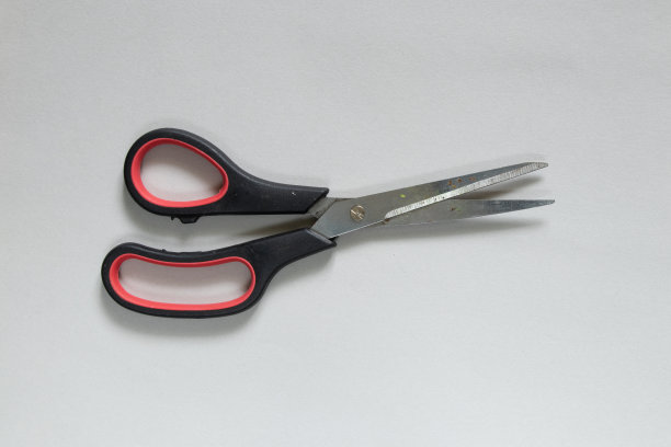 文具、剪刀放在灰色的背景上图片下载