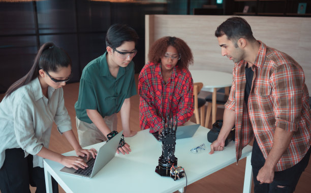 科技的进步减轻了人类的负担。这是另一种有助于减少人们从事自己工作的限制的工作。图片下载