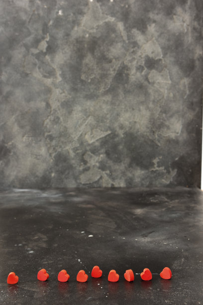 关闭黑色背景上的小红心。情人节，生日，假期，派对的背景。本空间图片下载