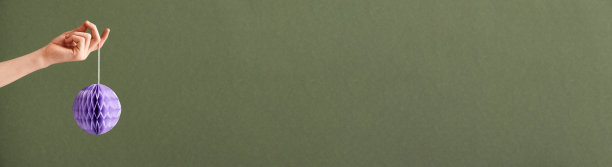 圣诞横幅，手拿纸褶圣诞装饰图片下载